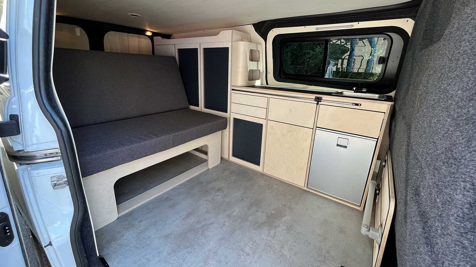 Ford Transit Custom L2H1 aménagé avec meuble latéral Exokit et banquette clic-clac surf en Bretagne