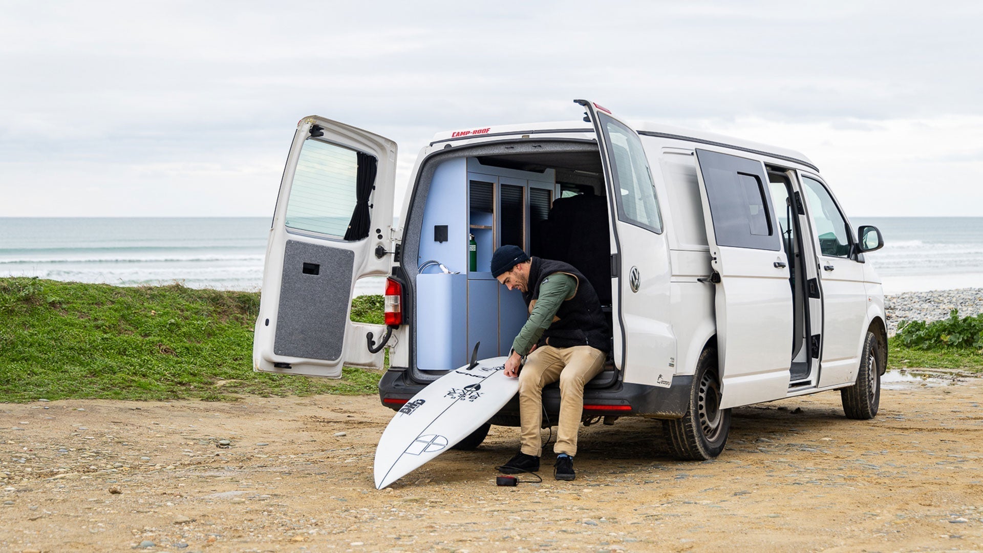 Volkswagen Transporter T5 L2H1 aménagé par Gaspard Larsonneur pour le surf et les voyages en famille