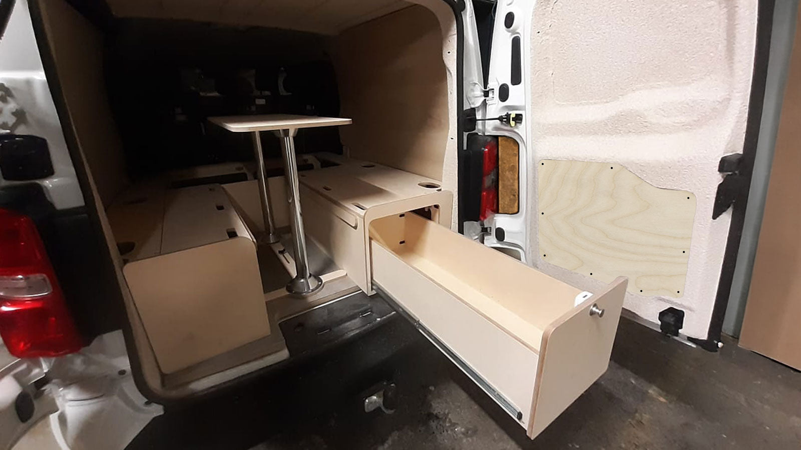 Kit banquette cabine approfondie Exokit dans un Citroën Jumpy XL aménagé par Homad