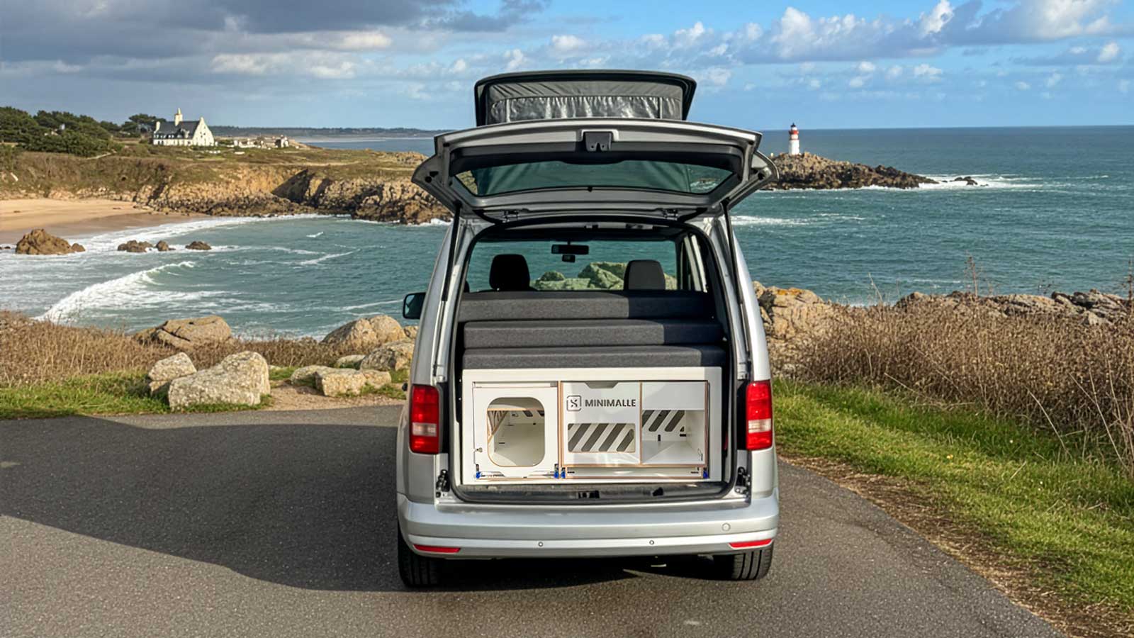 Minimalle Exokit installée dans un Volkswagen Caddy rallongé avec toit relevable