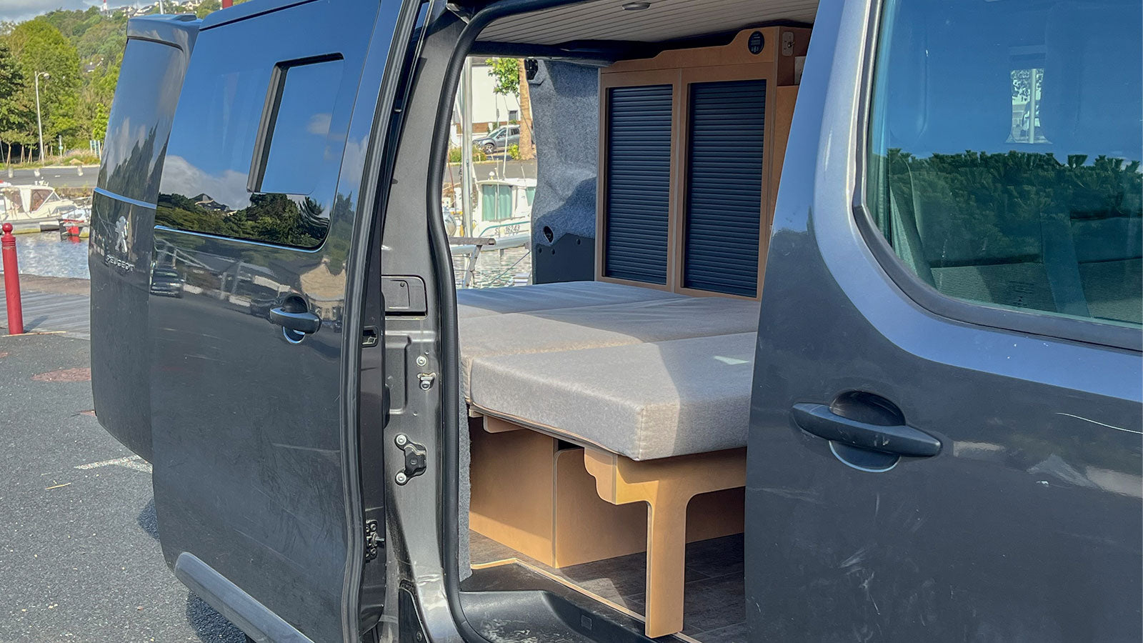 Peugeot Expert M aménagé par Homad avec meuble latéral et banquette clic-clac Exokit, finition chêne clair et ébène