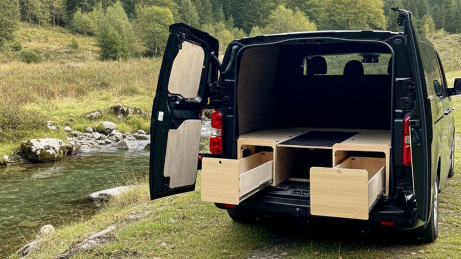 Kit banquette en U Exokit finition chêne Vicenza dans un Opel Vivaro B XL 2025 installé par Homad