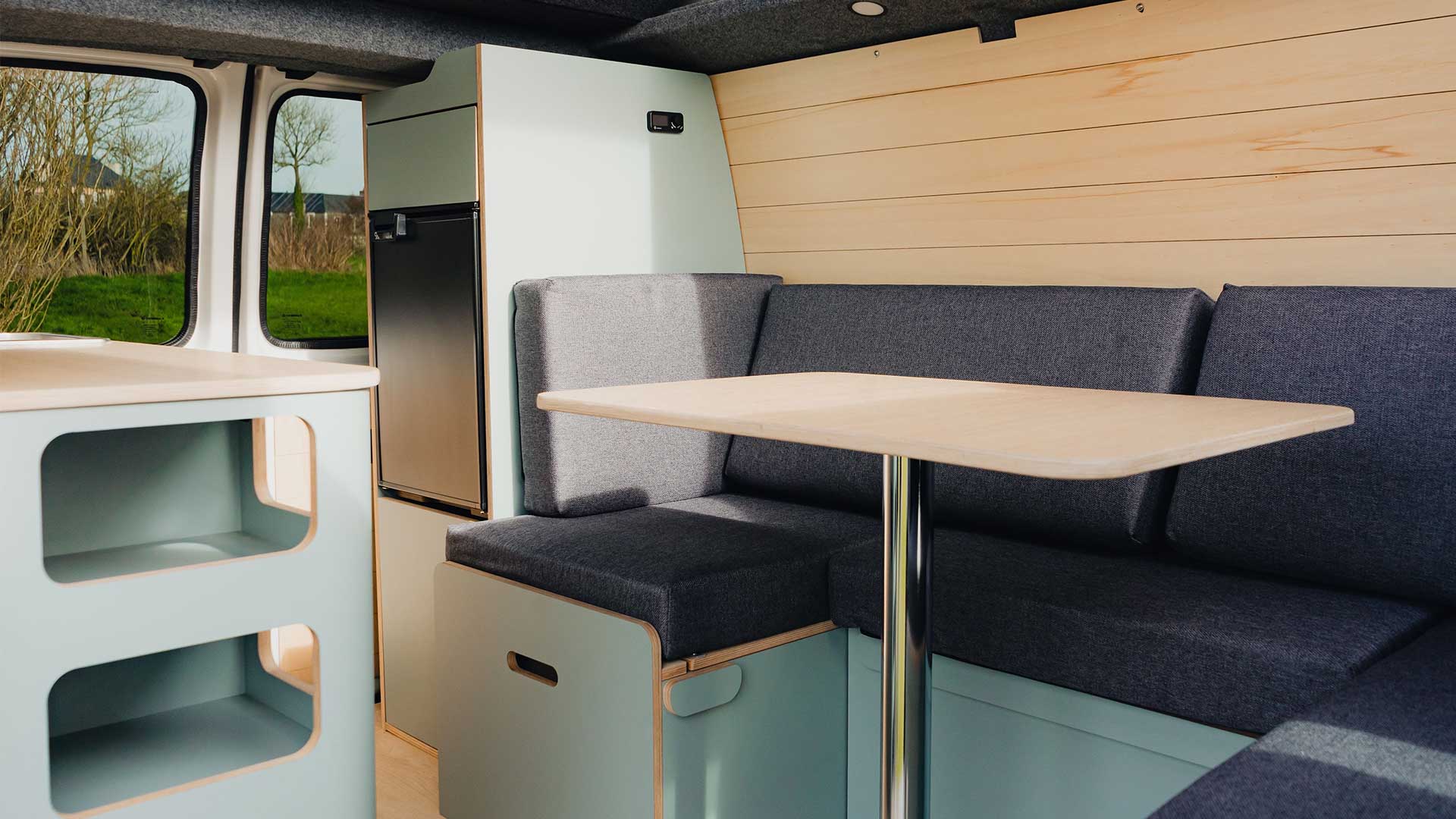 Intérieur aménagé d'un Volkswagen T6 L1H1 avec banquette en U Exokit par Sun Van Normandie