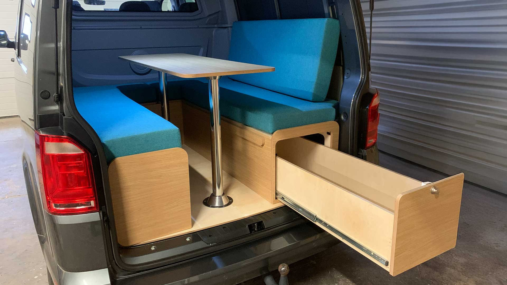 Tiroir extérieur à outils sur un Volkswagen Transporter T6 rallongé aménagé avec kit Exokit