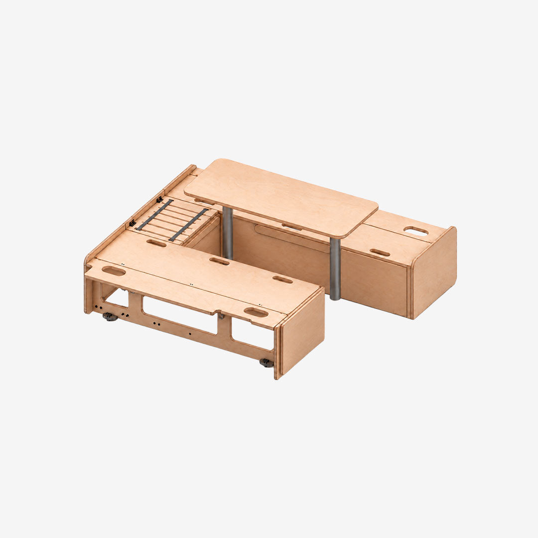 Banquette en U arrière Exokit en contreplaqué bouleau brut installée à l'arrière d'un Volkswagen Transporter T5/T6