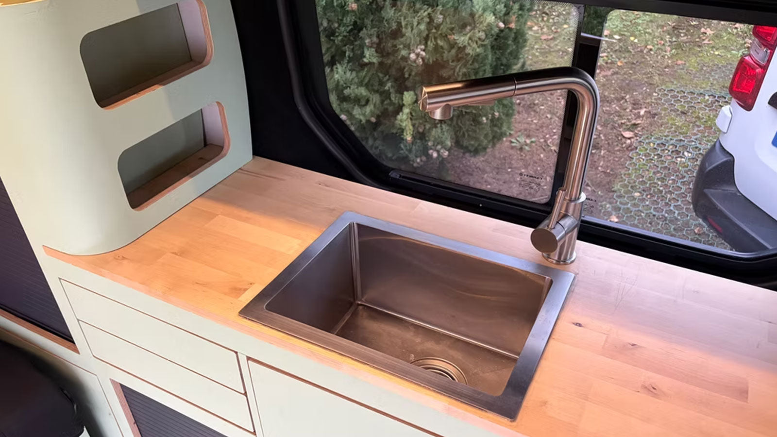 evier rectangulaire sur plan de travail de kit meuble Exokit pour Renaul trafic