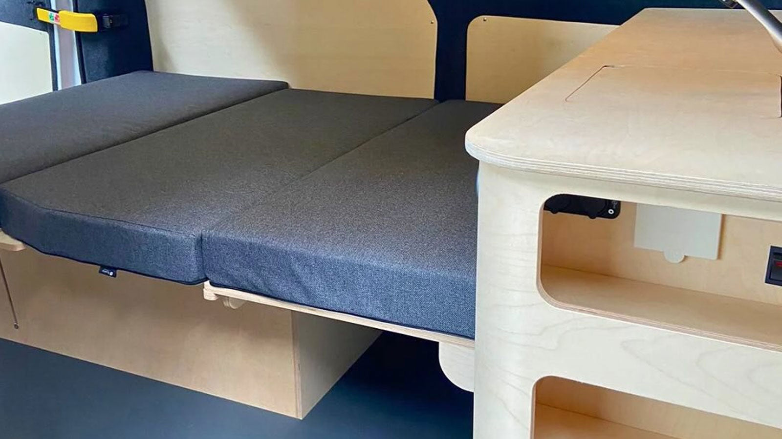 Aménagement complet d'un Ford Transit Custom L1H1 réalisé par l'atelier Roadstore à Cossé-le-Vivien avec les meubles en kit Exokit finition soupçon de blanc