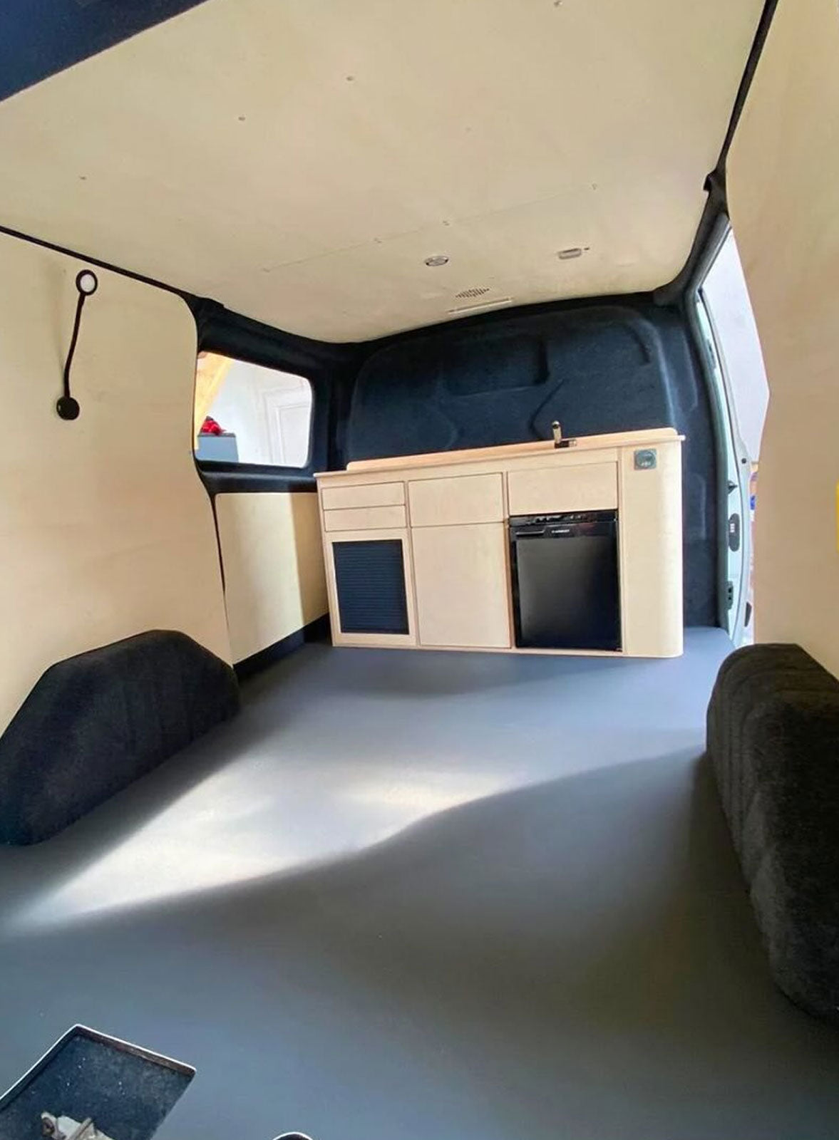 Pack habillage complet Exokit pour Ford Transit Custom L1H1 en finition huilée soupçon de blanc, parois latérales, plafond et plancher posés