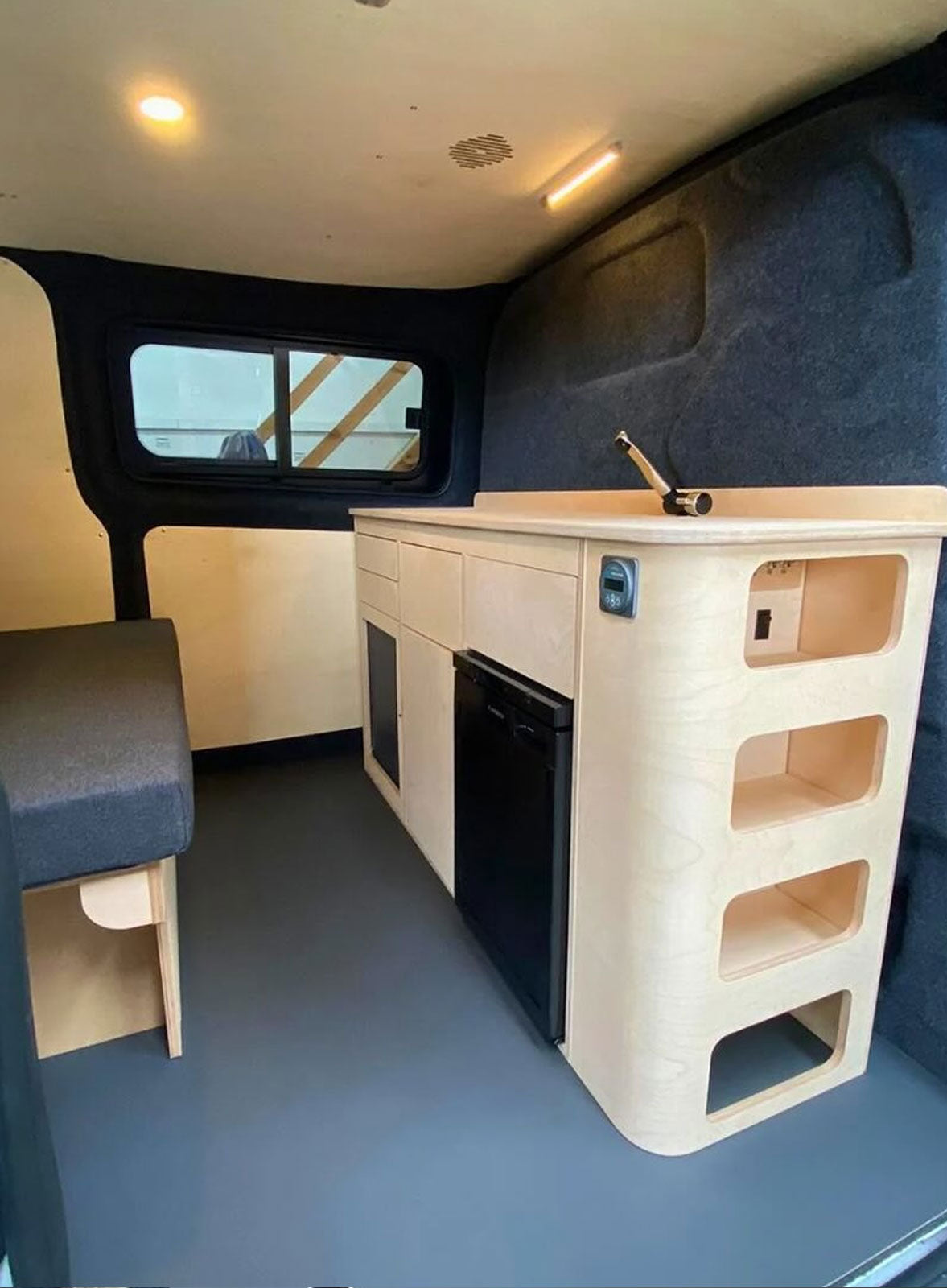 Passage libre entre l'avant et l'arrière d'un Ford Transit Custom L1H1 grâce au meuble transversal Exokit — aménagement Roadstore, Mayenne