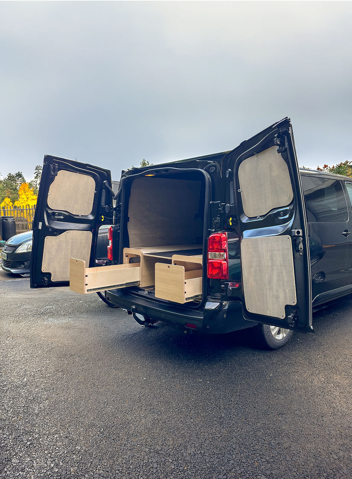 Kit banquette en U Exokit pour Opel Vivaro B XL en contreplaqué stratifié chêne Vicenza, résistant et chaleureux, livré monté en atelier