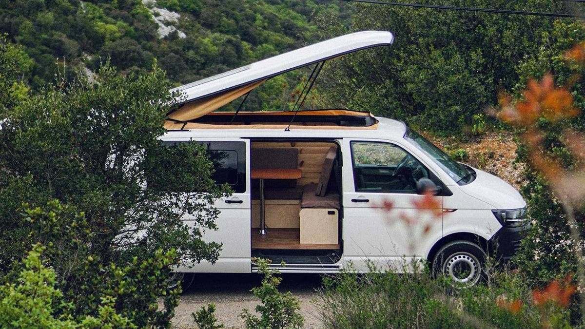 Volkswagen T6 aménagé par Bulli Customs Montpellier avec un kit de meubles EXOKIT