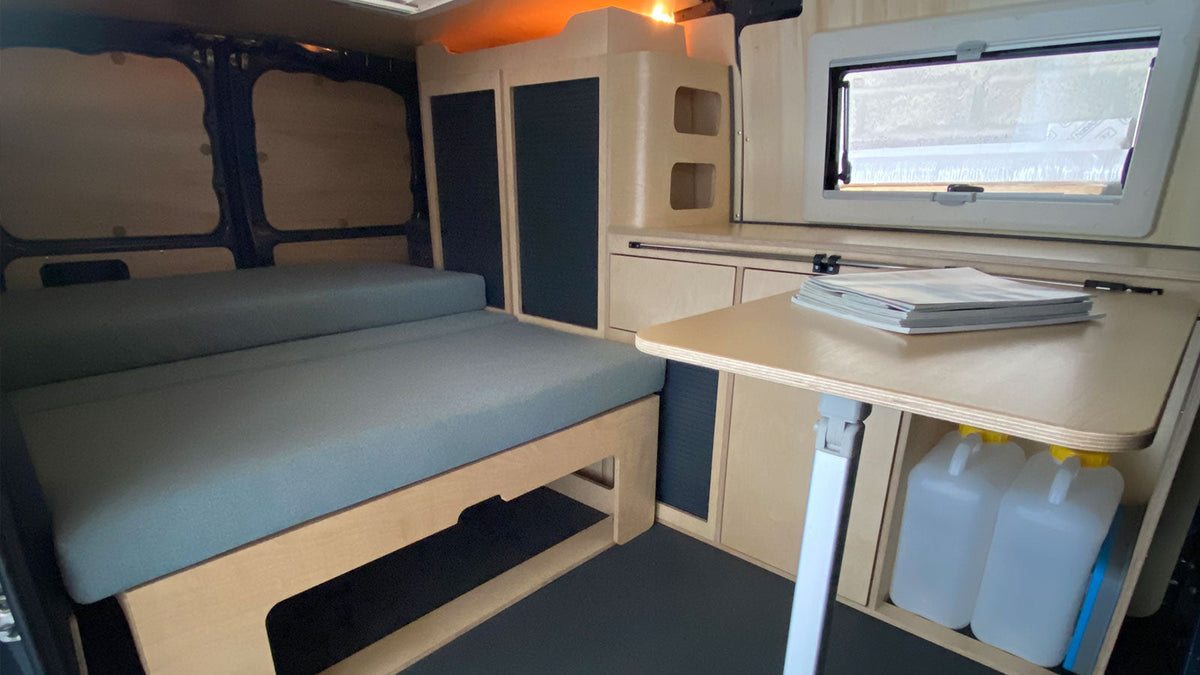 Mercedes Vito L2H1 aménagé avec meuble latéral Exokit et banquette clic-clac surf par Camp In Van