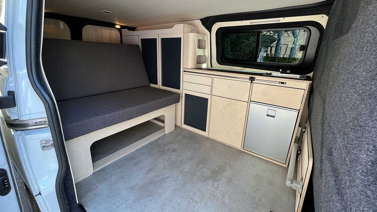 Ford Transit Custom L2H1 aménagé avec meuble latéral Exokit et banquette clic-clac surf : un van sur-mesure en Bretagne
