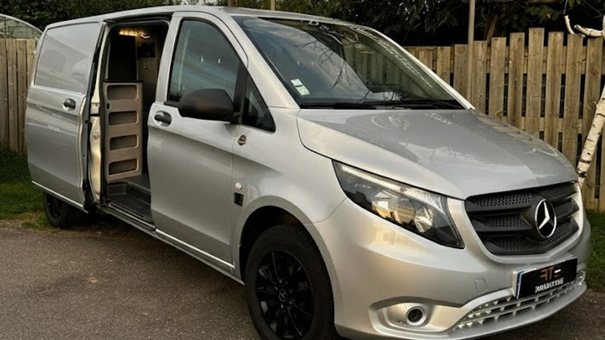 Aménagement Mercedes Vito W447 L2H1 par Roadstore : kit Exokit gris, électricité Victron et plomberie embarquée