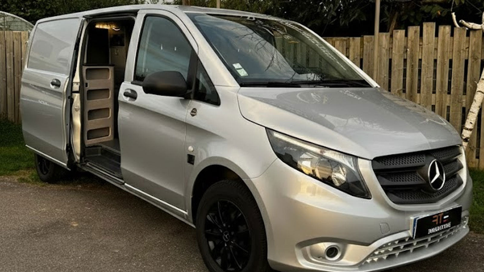 Aménagement Mercedes Vito W447 L2H1 par Roadstore : kit Exokit gris, électricité Victron et plomberie embarquée