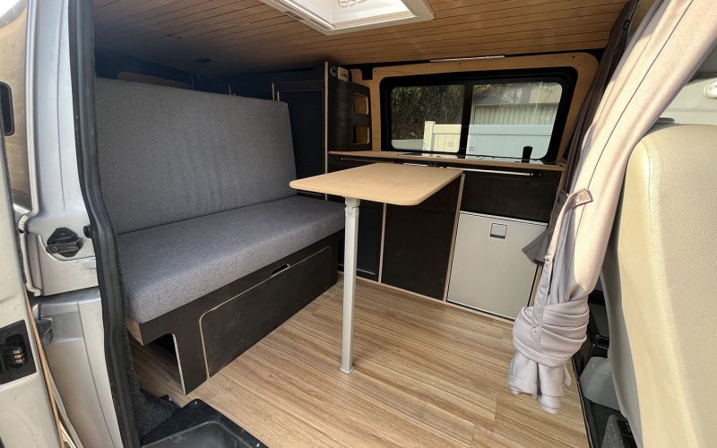 Meuble latéral gauche Exokit avec table dans un Volkswagen Transporter T5 L2H1