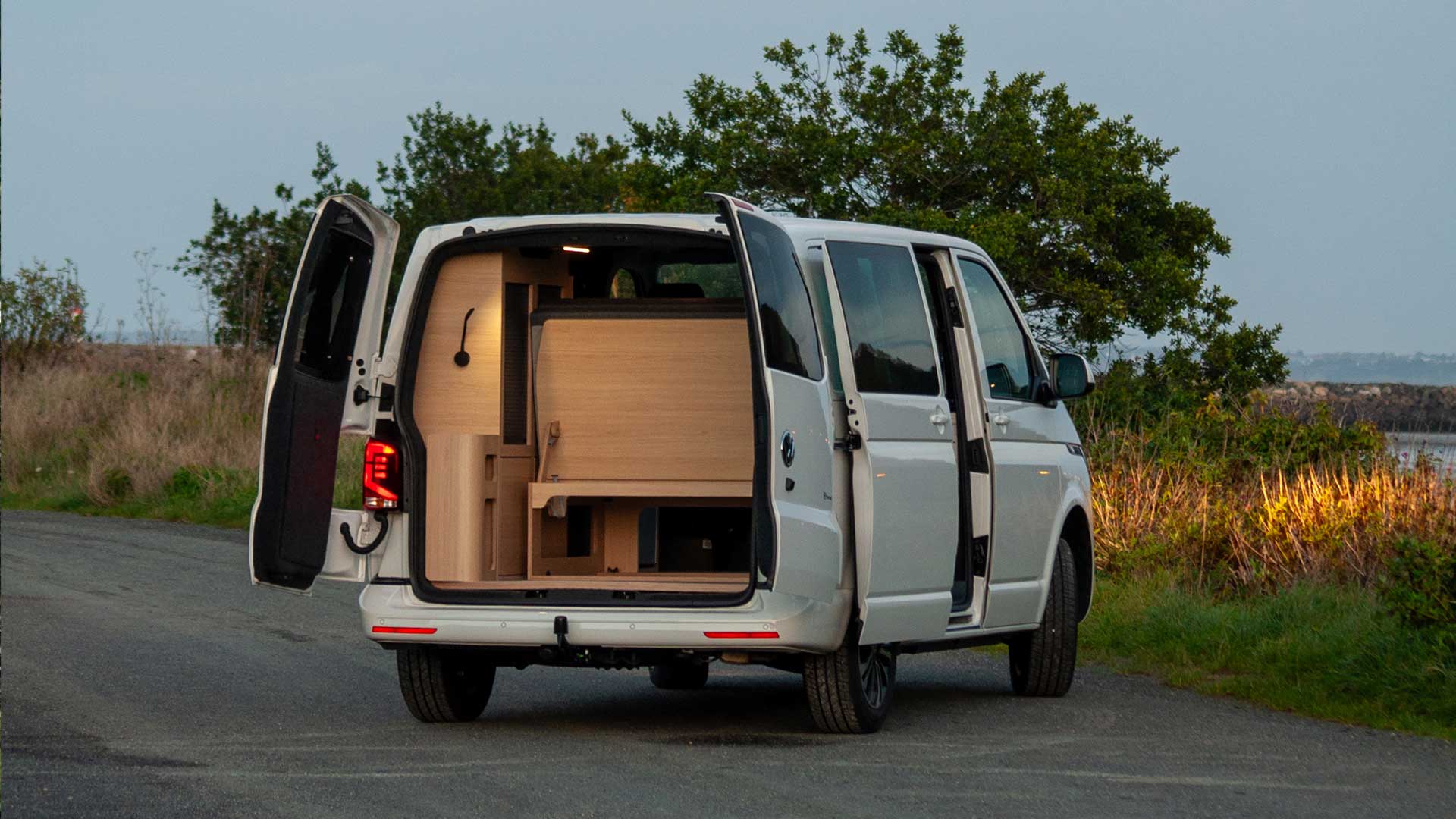Volkswagen T6.1 aménagé par Homad avec mobilier Exokit, vue paysagère