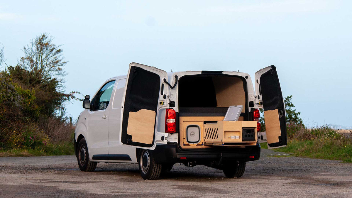 Vue arrière du Peugeot Expert avec tiroirs de la Maximalle Exokit déployés