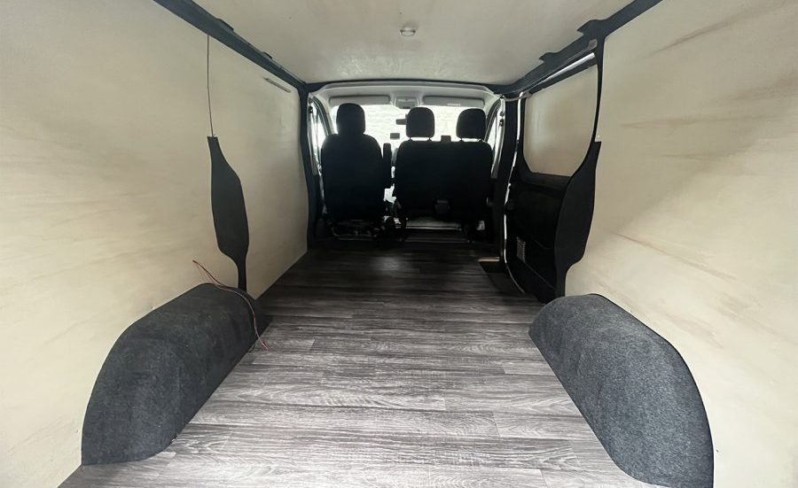 Habillage complet et placages pour aménagement de van Renault Trafic 3 L1H1 avec kit Exokit