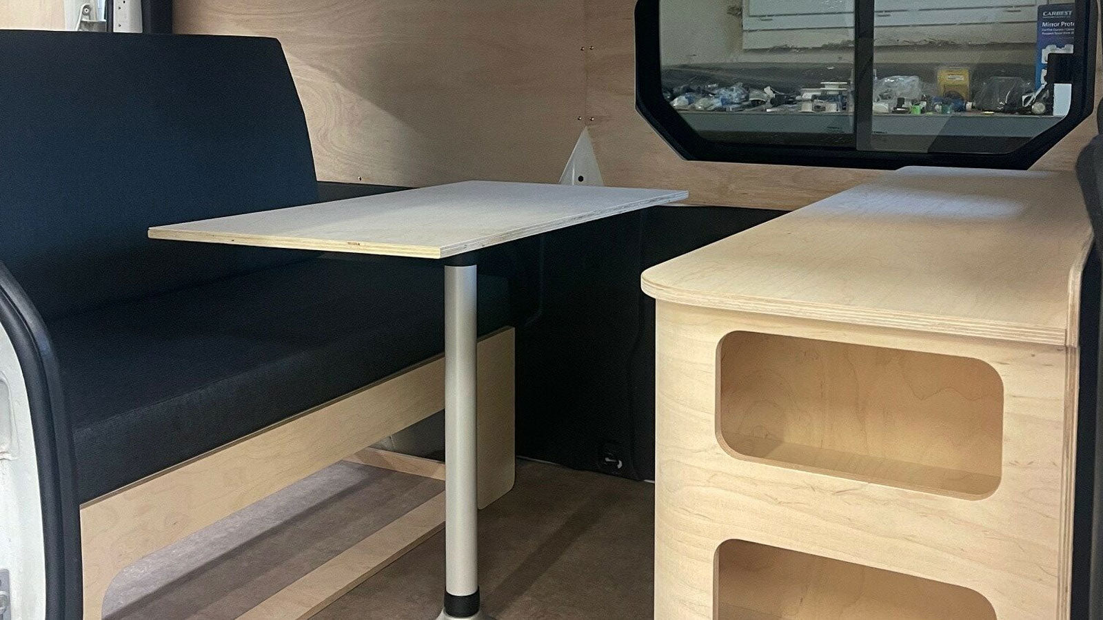 Renault Trafic L2H1 aménagé avec banquette surf 140 et meuble transversal Exokit par Passion Campervan