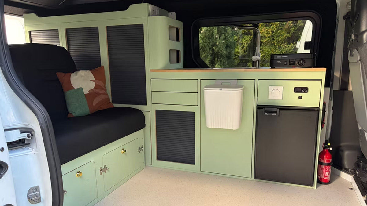 Renault Trafic 3 L2H1 Minthy aménagé par Green-Van avec meuble latéral Exokit, toit relevable et homologation VASP