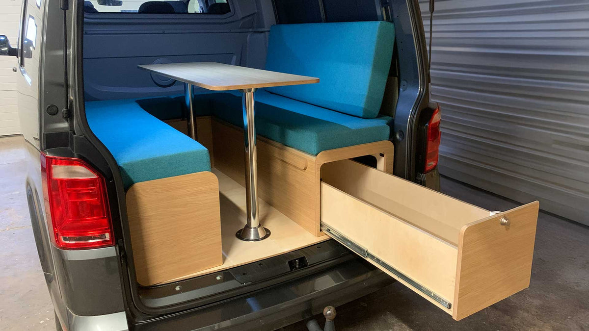 Un Volkswagen Transporter T6 rallongé aménagé avec une banquette en U spéciale cabine approfondie