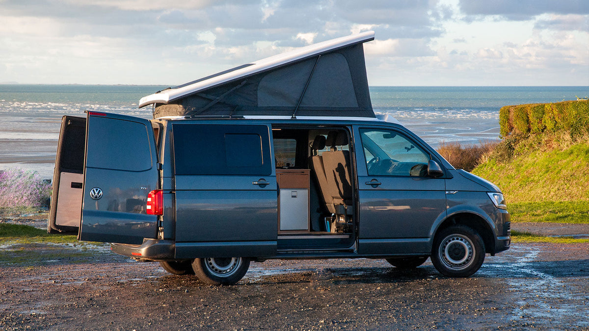 Volkswagen Transporter T6 L1H1 aménagé avec meubles Exokit : un aménagement polyvalent réalisé par HOMAD à Saint-Brieuc