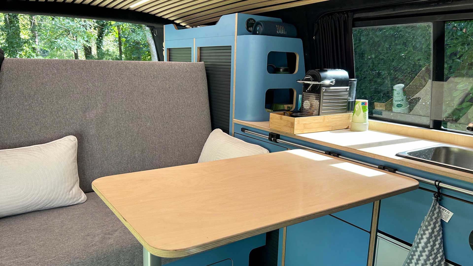 Volkswagen T6 L1H1 aménagé par Homad avec finition stratifié bleu et mobilier Exokit