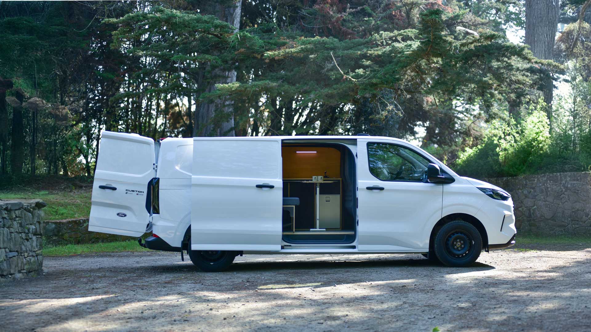 Ford Transit Custom 2024 aménagé par Homad et Exokit pour les escapades de week-end