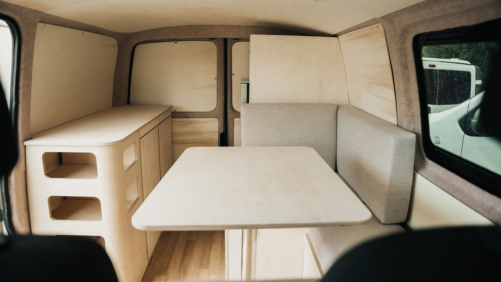 Banquette en U 180×120 cm avec coussins beige – aménagement fourgon Volkswagen T6.1 Vanlife Market