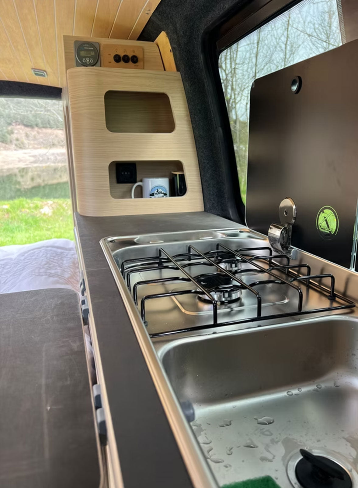 Combiné évier-gaz CAN FL1401 intégré dans le meuble latéral gauche Exokit du VW T6 "Louis" par Van Passion, Lyon