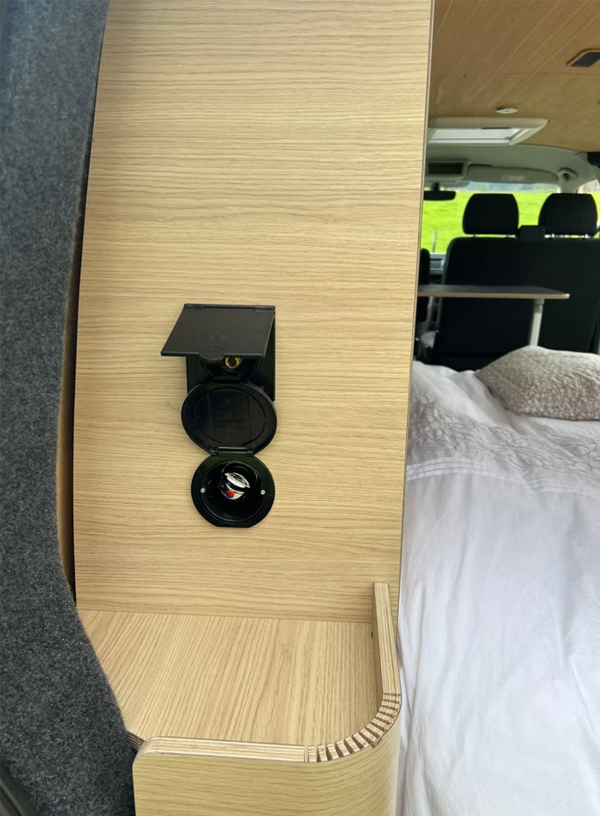 Emplacement douche et mitigeur pour le kit meuble latéral gauche Exokit de Transporteur T6 L2H1