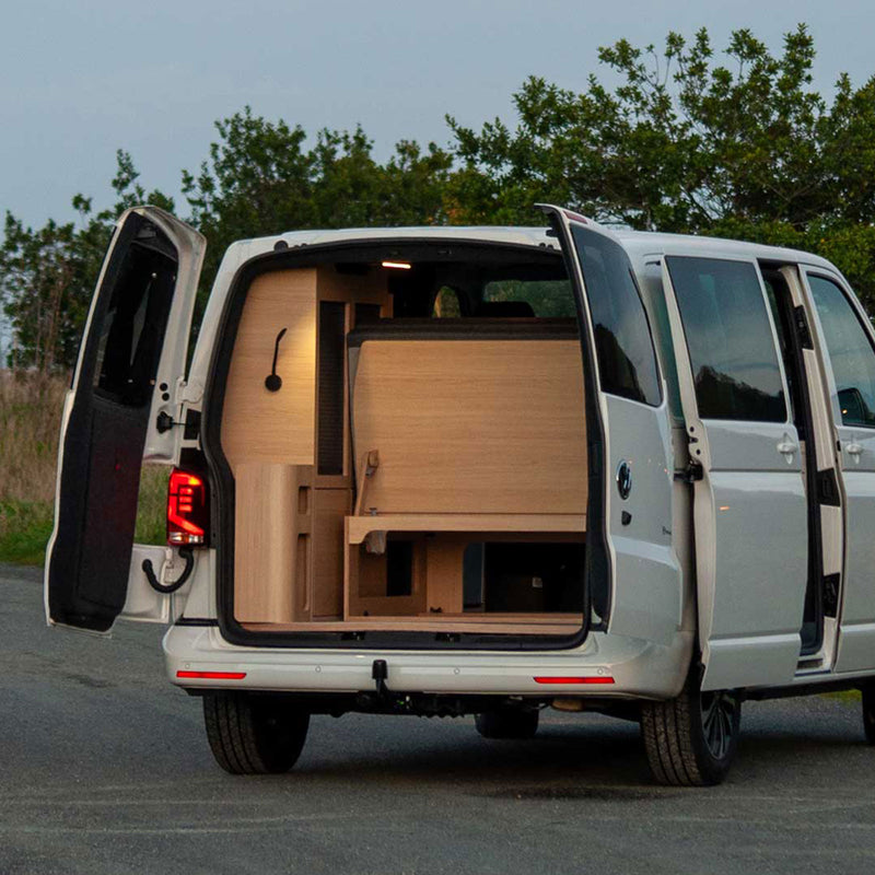 exemple kit aménagement de van exokit contreplaqué stratifié effet chêne, chaleureux et durable