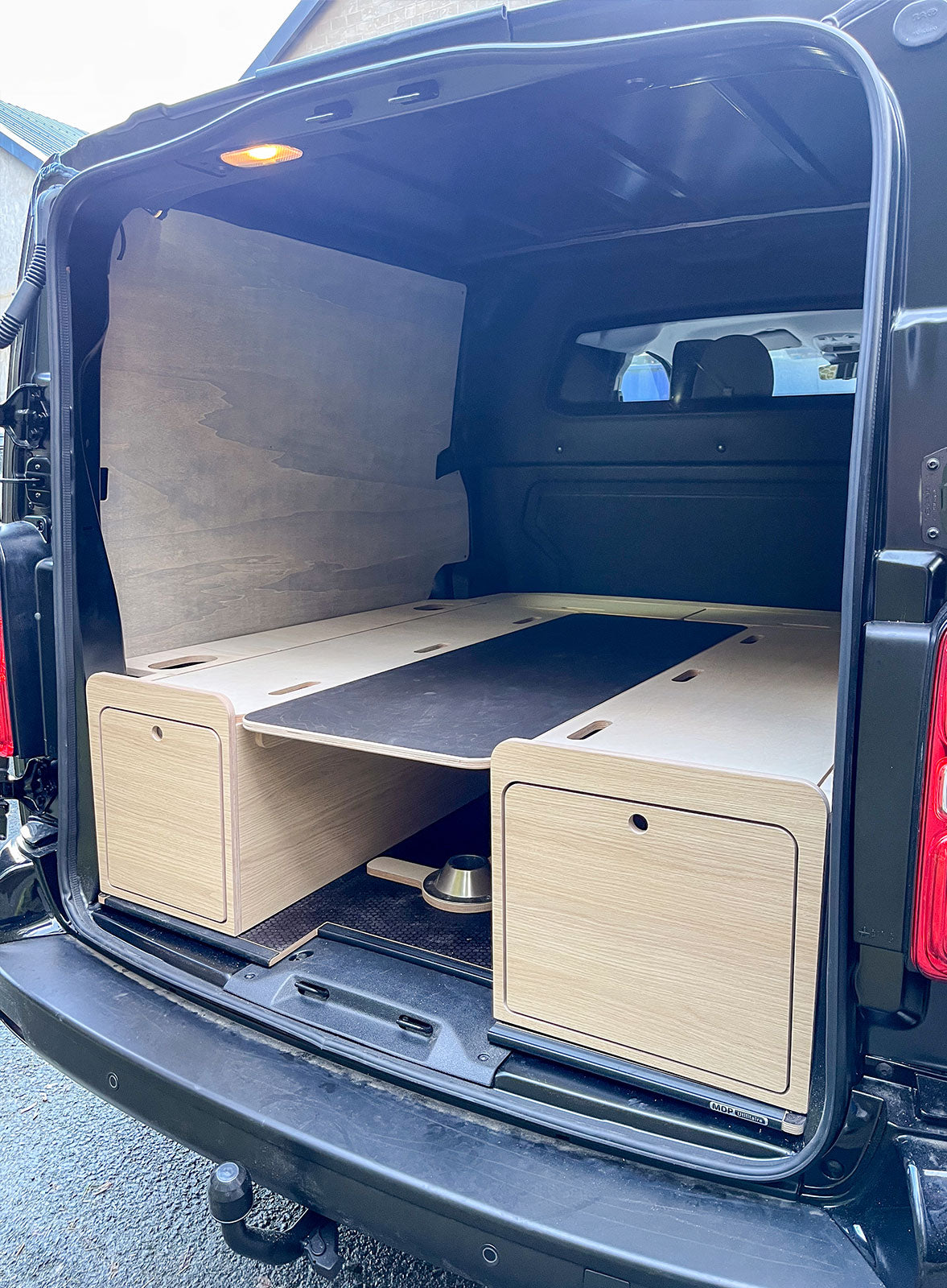 Habillages latéraux et portes arrière Exokit pour Opel Vivaro en contreplaqué huilé gris flamand, installés par Homad à Saint-Brieuc