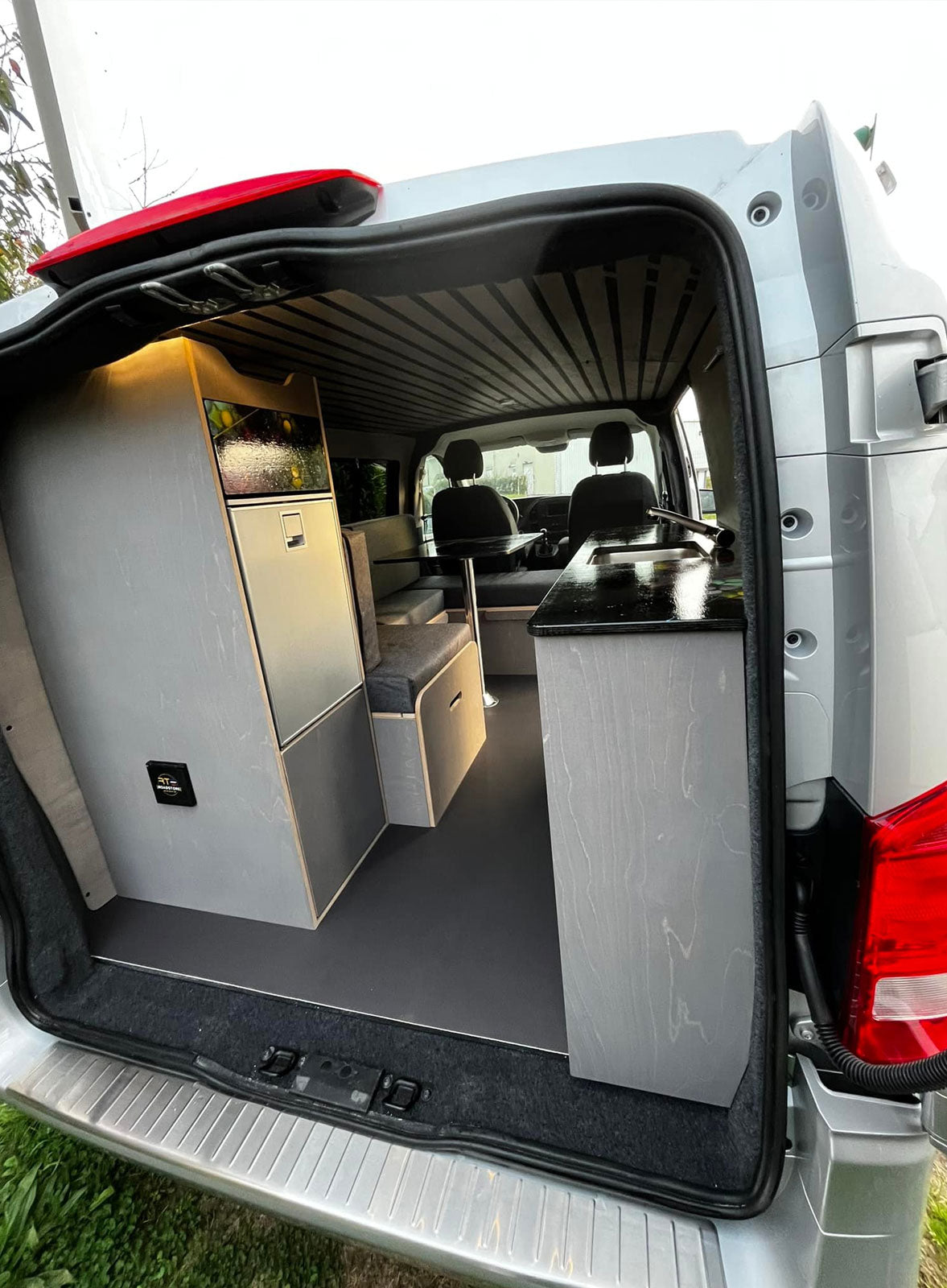 Vito L2 aménagé avec un meuble en kit Exokit 