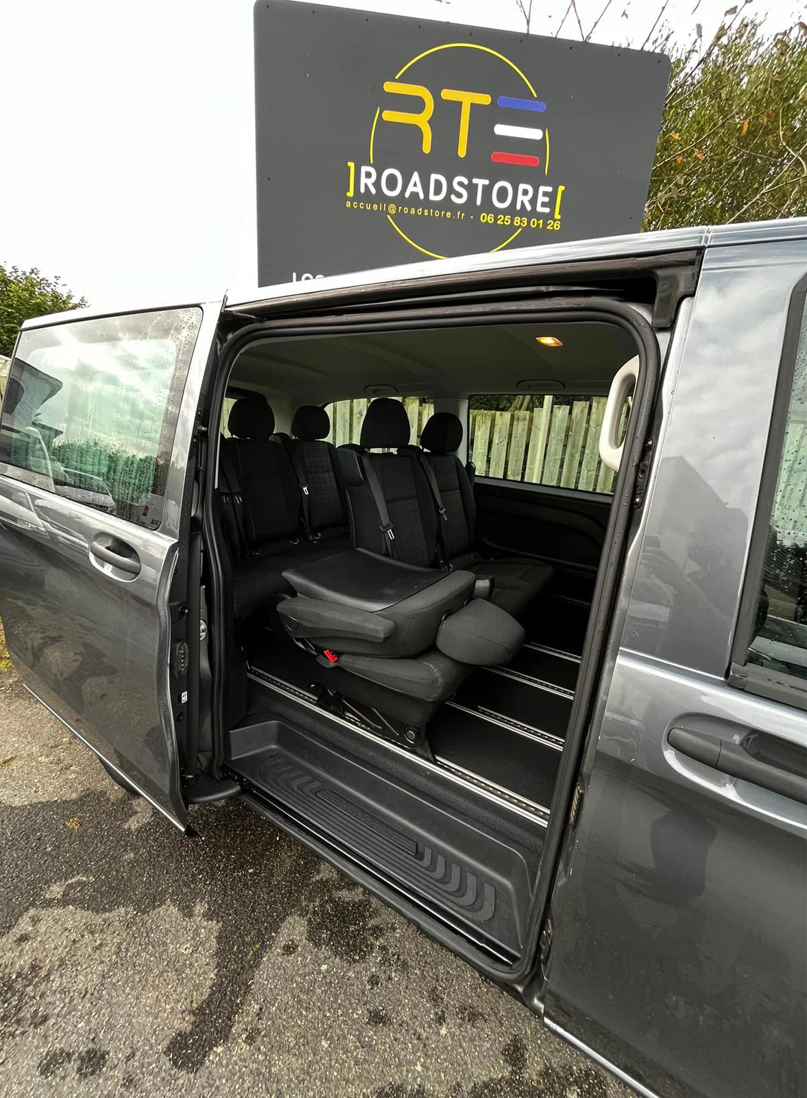 Modularité d'un Mercedes Vito W447 Tourer avec sièges amovibles permettant l'installation d'un aménagement Exokit léger et réversible