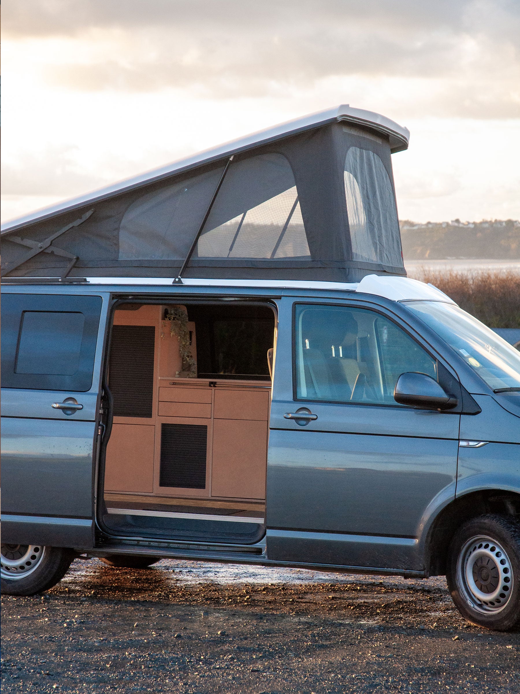 T6 avec toit relevable camproof et meuble exokit VASP