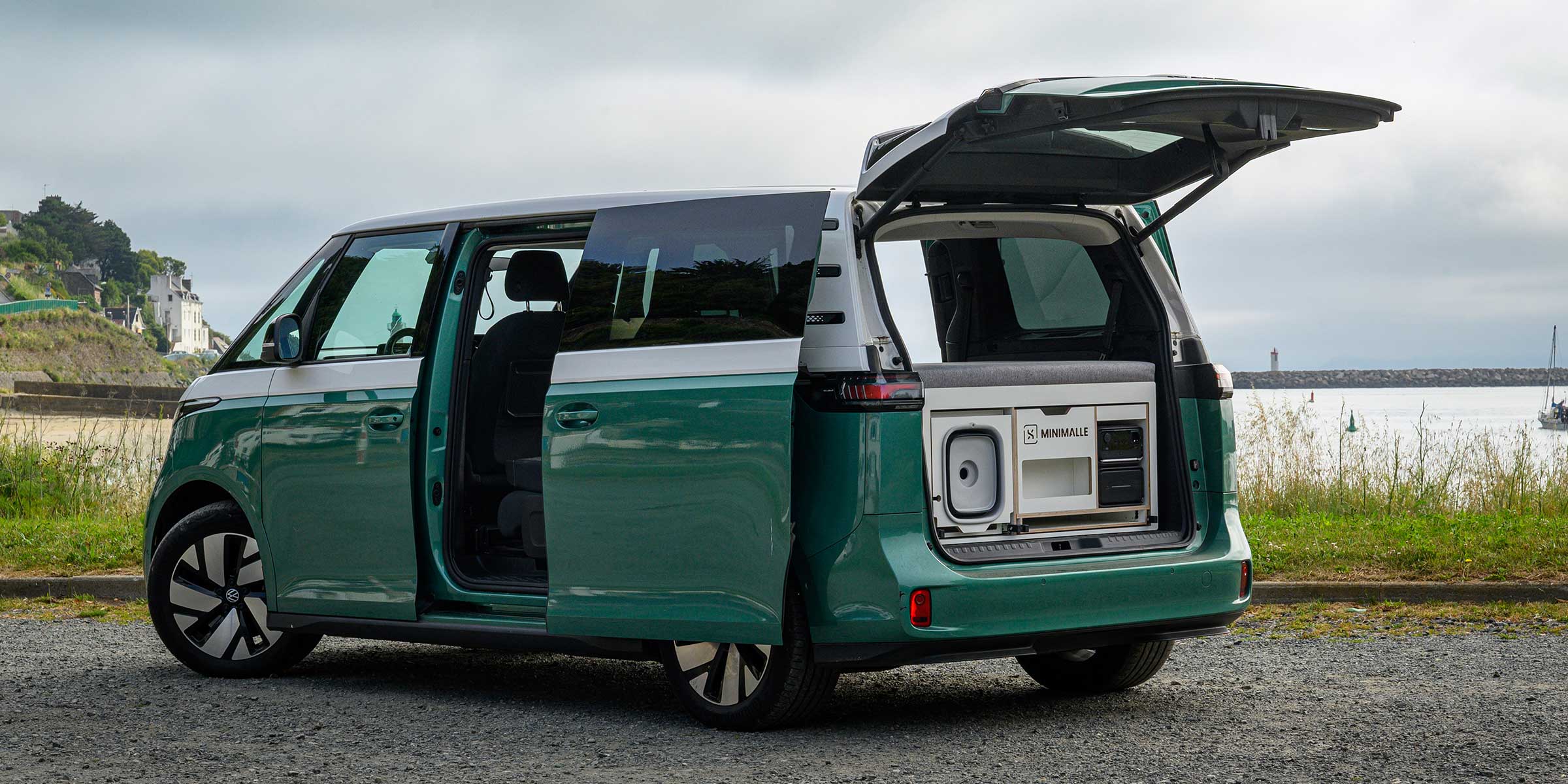 Volkswagen ID Buzz LWB bi-ton vert et blanc avec la Minimalle Exokit, parking en bord de mer pres de Saint-Brieuc