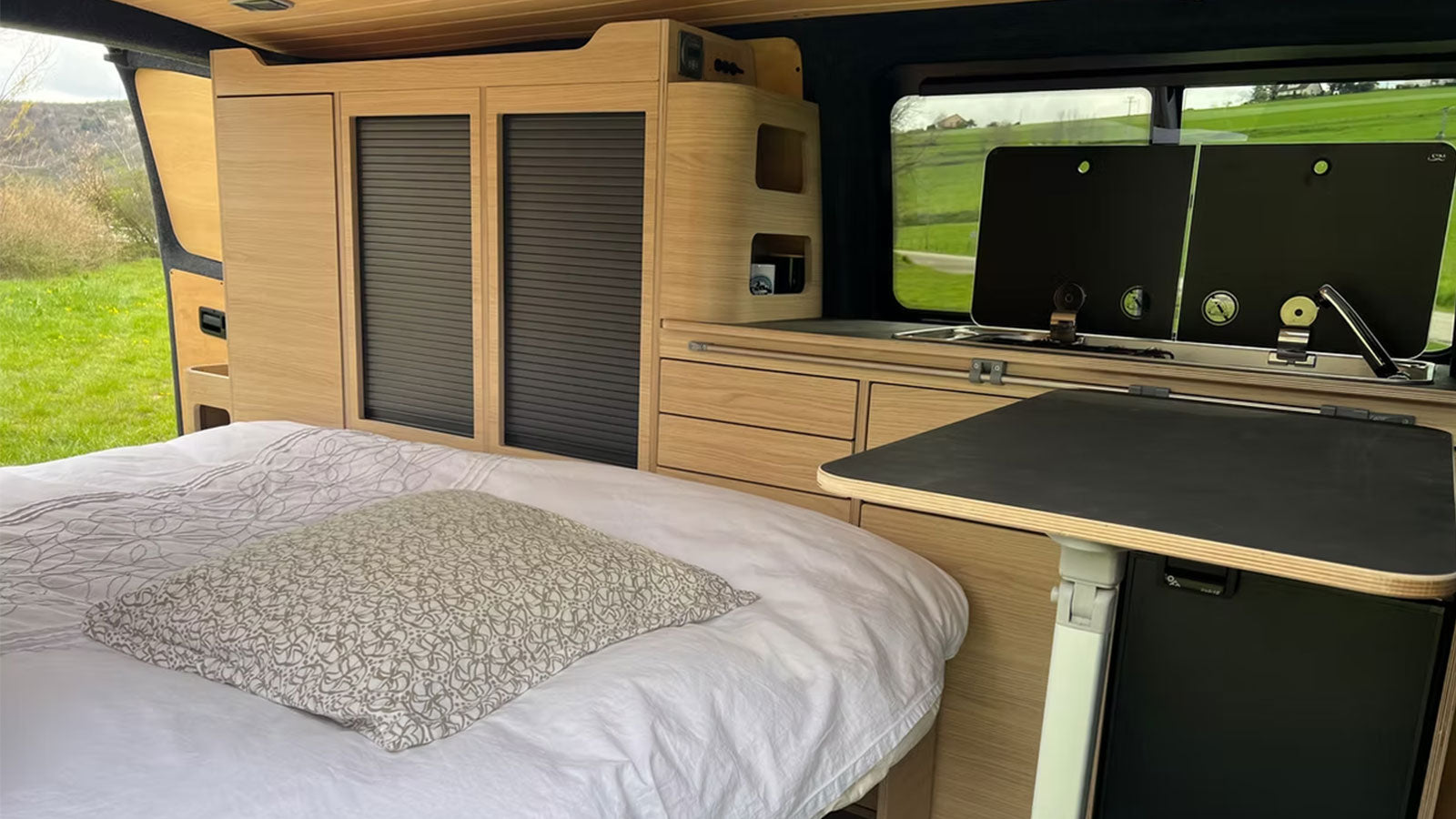 VW T6 L2H1 "Louis" aménagé par Van Passion pour la location avec kit Exokit finition stratifiée chêne Vicenza, homologué VASP